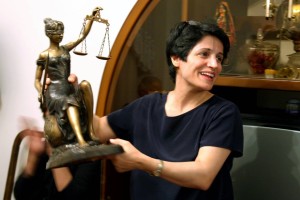 Nasrin Sotoudeh, 55 anni, con in mano la statua della Giustizia con la spada nella mano destra e la bilancia nella sinistra