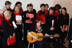Lucilla Galeazzi circondata dalle donne del Coro "Il mio canto libero"