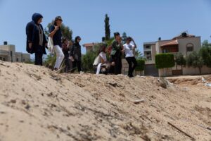 Palestinesi e Italiane davanti al terreno su cui verrà costruita la Casa Internazionale delle Donne di Gaza 