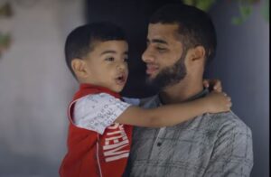 Bambino dopo bombardamento israeliano a Gaza (dal film "Eleven Days in Gaza" 2022