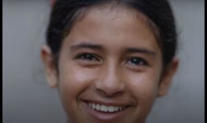Bambina dopo bombardamento israeliano a Gaza (dal film "Eleven Days in Gaza" 2022